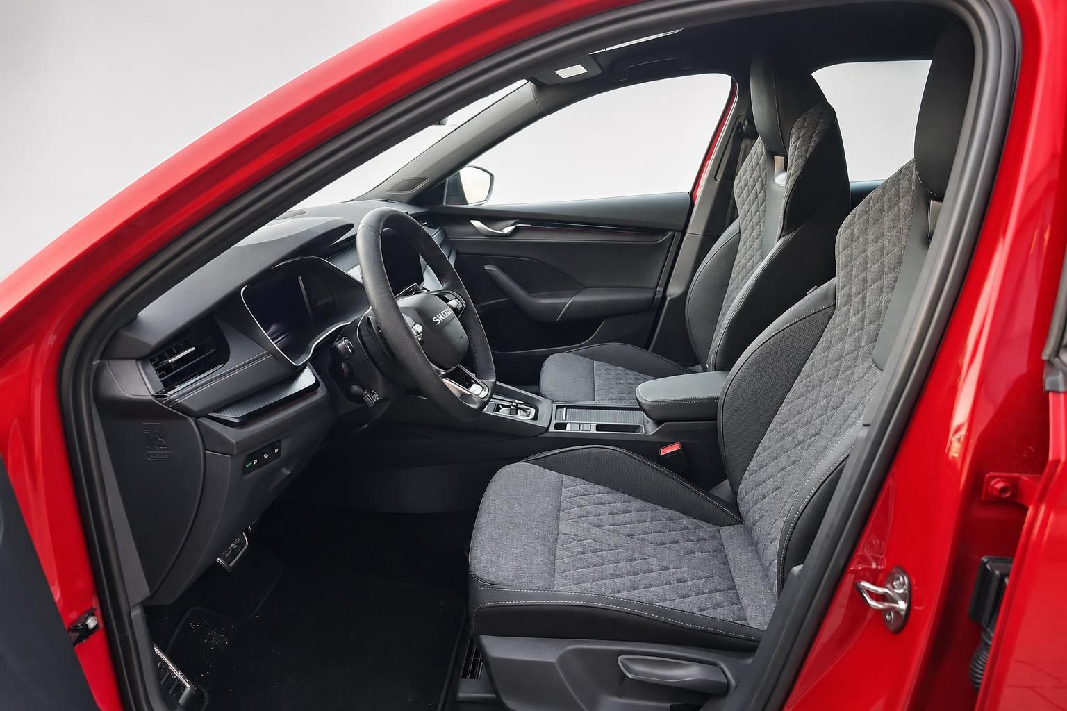 Skoda Octavia Innenraum Vordersitze und Cockpit Ansicht durch Fahrertuer
