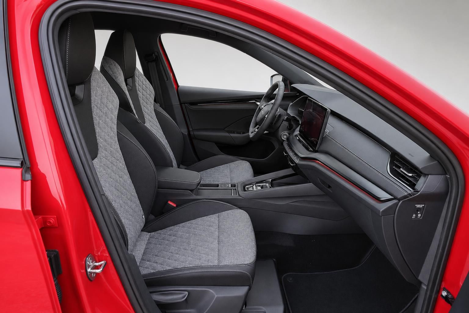 Skoda Octavia Innenraum Sitze Lenkrad und Infotainment Display