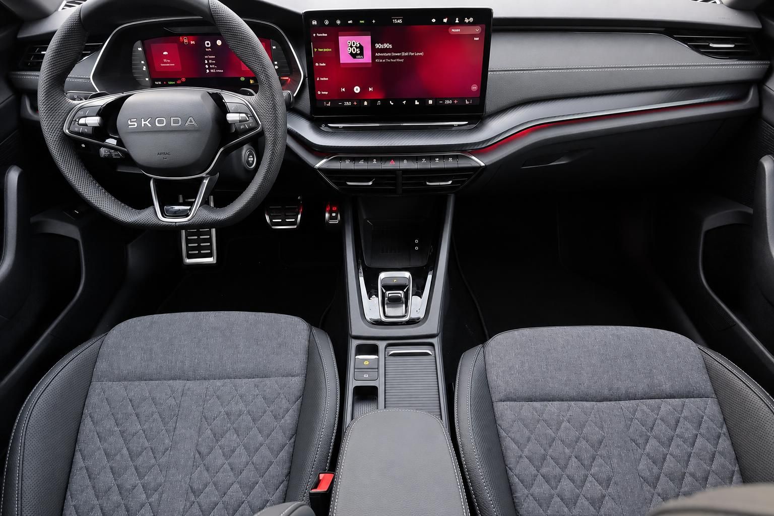 Skoda Octavia Cockpit Lenkrad Sitze und Mittelkonsole von vorn