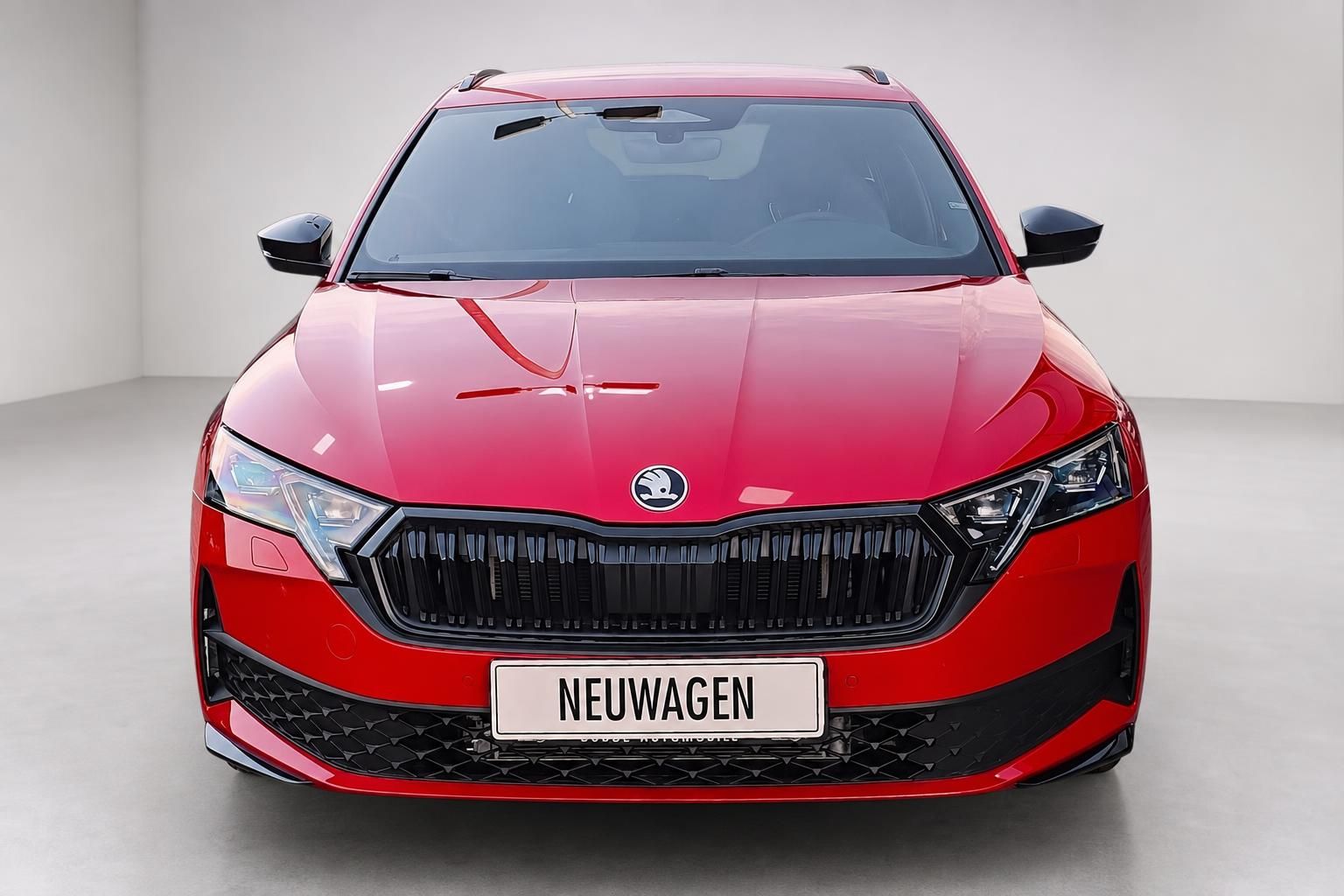 Roter Skoda Octavia Combi Frontansicht mit Kuehlergrill im Detail