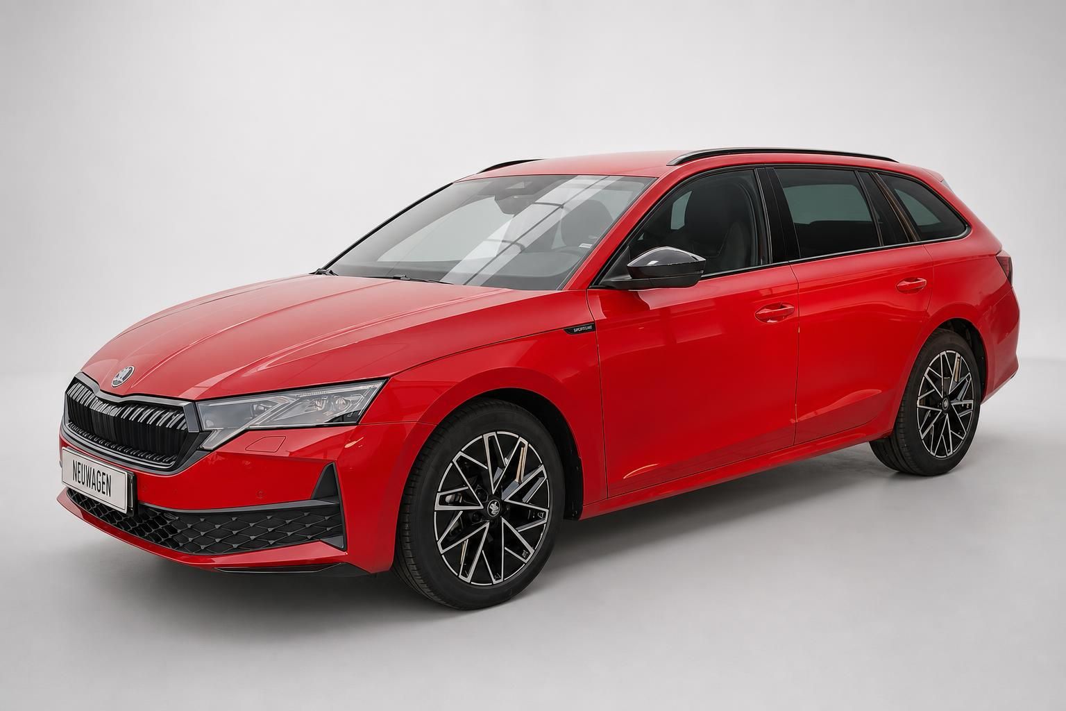 Roter Skoda Octavia Combi Sportline in Frontansicht im Studio