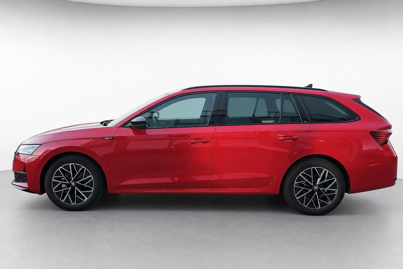 Roter Skoda Octavia Combi Sportline von der Seite fotografiert