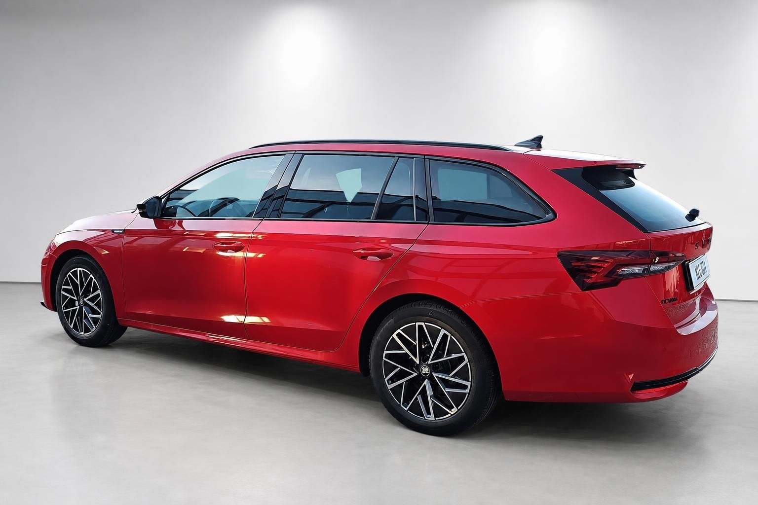 Roter Skoda Octavia Combi Heckansicht mit Leichtmetallfelgen