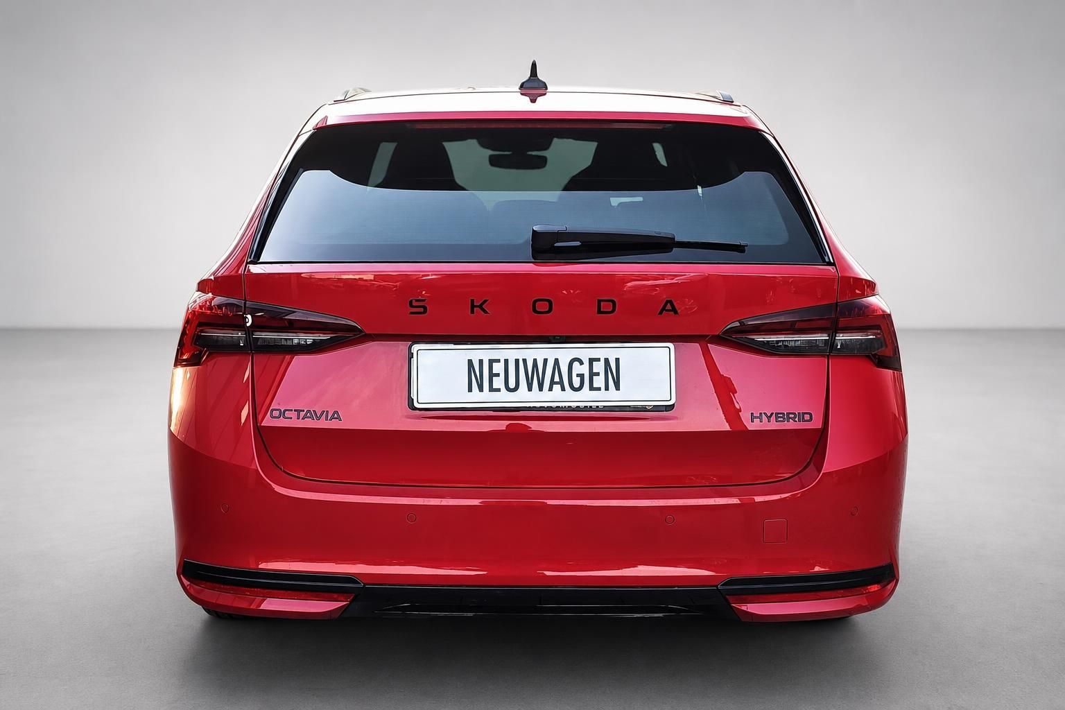 Skoda Octavia Combi Hybrid in Rot, Heckansicht im Studio