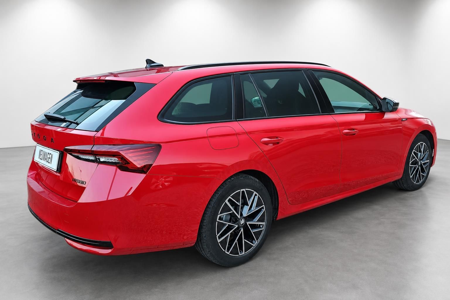 Skoda Octavia Combi Hybrid rot, Heck-Seitenansicht Studio