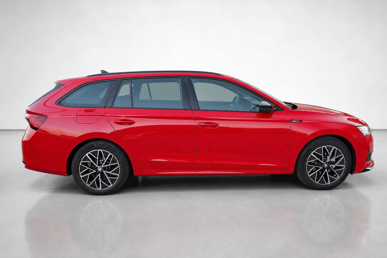 Roter Skoda Octavia Combi, Seitenprofil Studioaufnahme