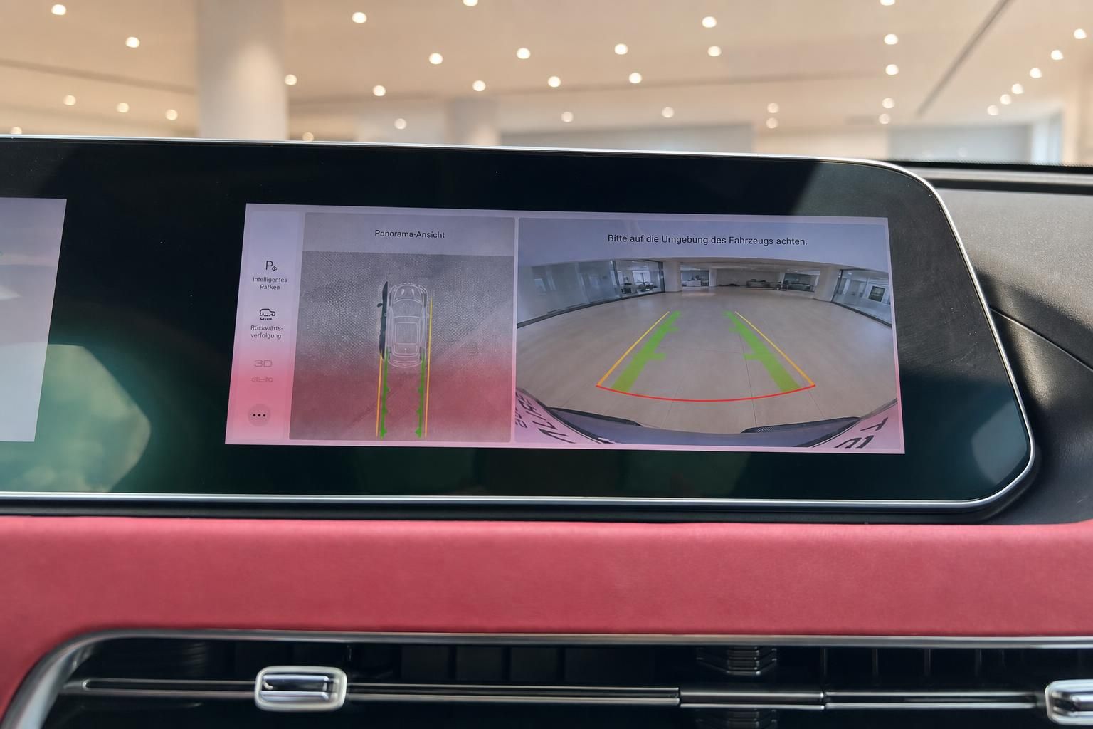 Rückfahrkamera und Panorama-Ansicht auf dem Infotainment-Display des Fahrzeugs