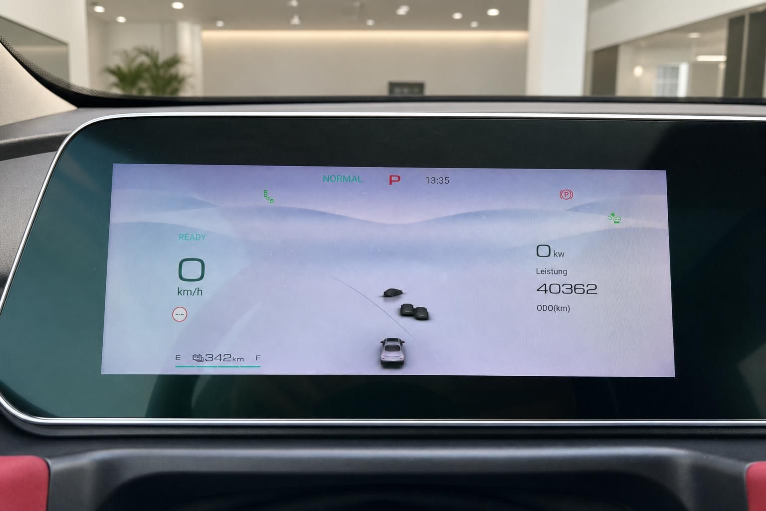 Digitales Kombiinstrument mit Tachoanzeige und Kilometerstand im Fahrzeug