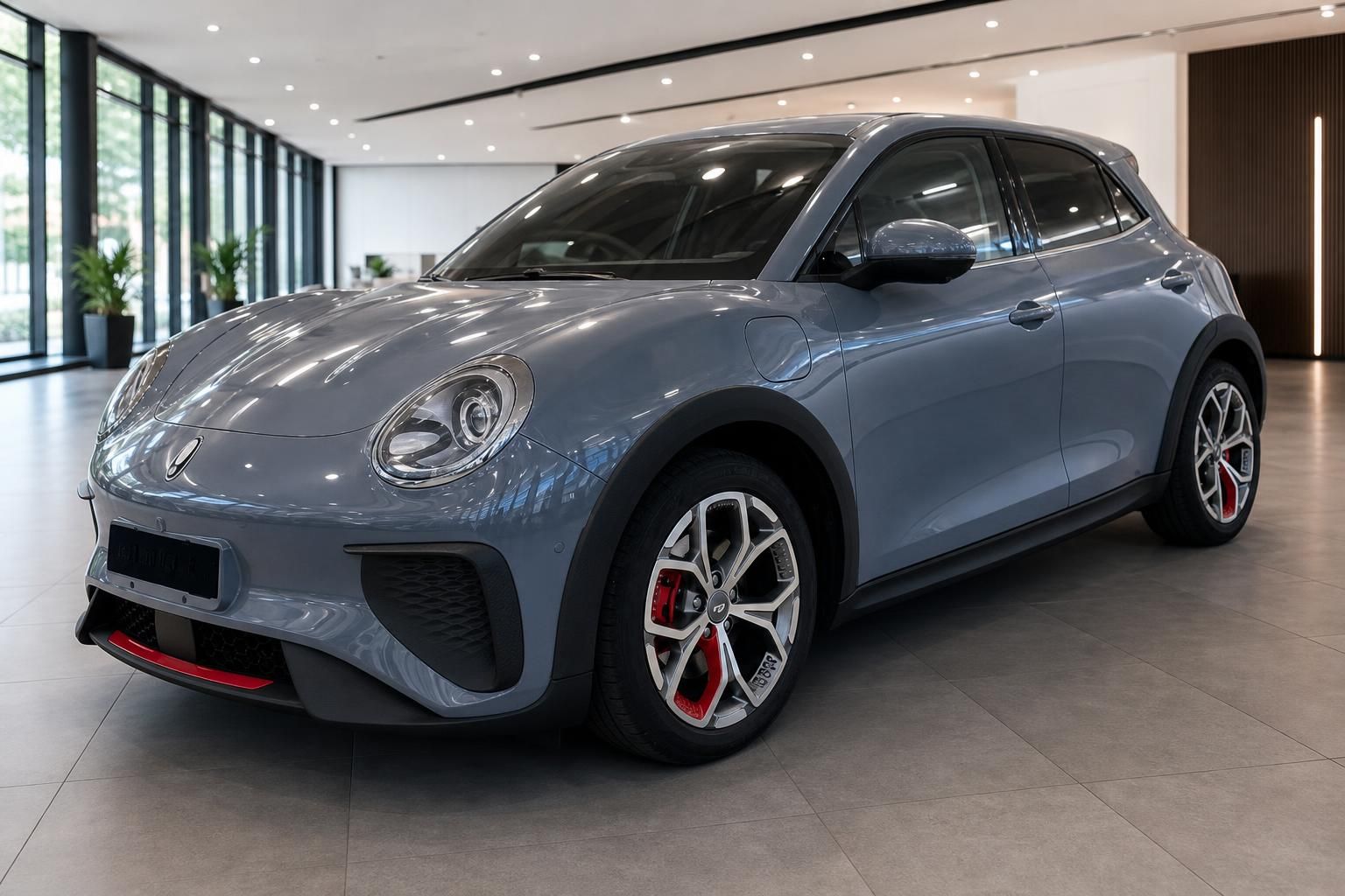 Ora Elektroauto grau in moderner Autohaus-Ausstellung, Frontansicht