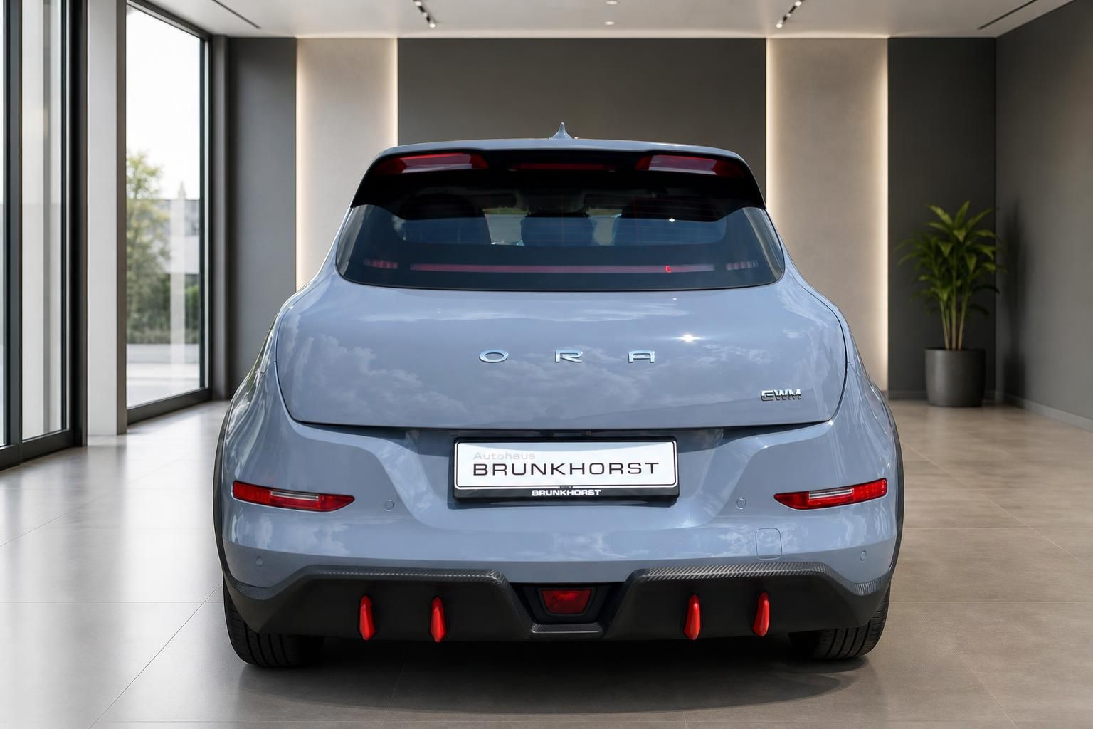 Ora Elektroauto grau, Heckansicht mit Kennzeichenhalter Autohaus Brunkhorst