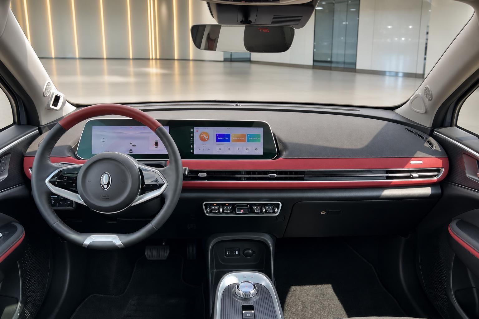 Ora Cockpit mit rotem Lenkrad und digitalem Doppelbildschirm