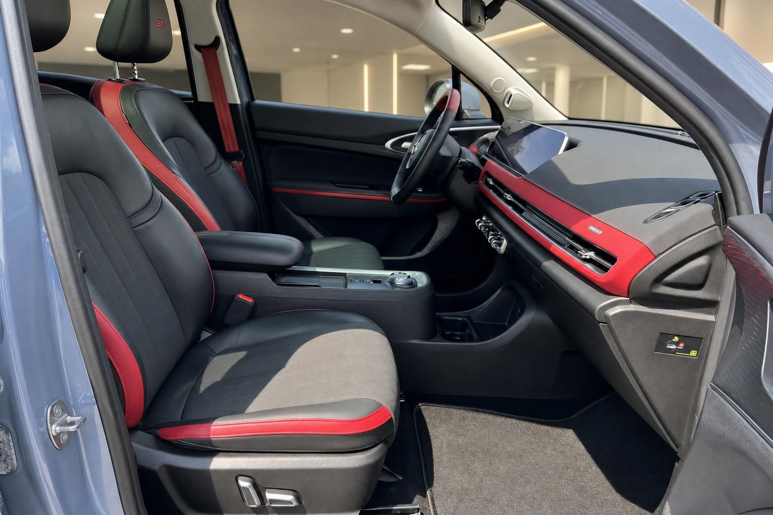 Vordersitze und Armaturenbrett mit rot-schwarzem Interieur im Fahrzeug