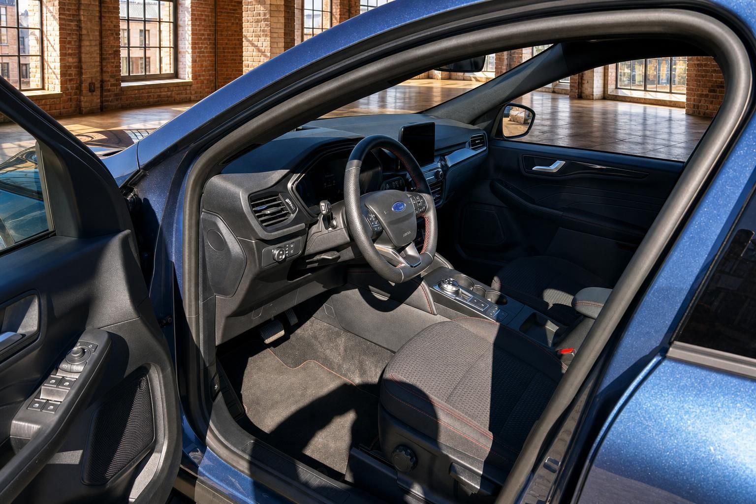 Ford Kuga Innenraum mit Cockpit und Sportsitzen Detailansicht