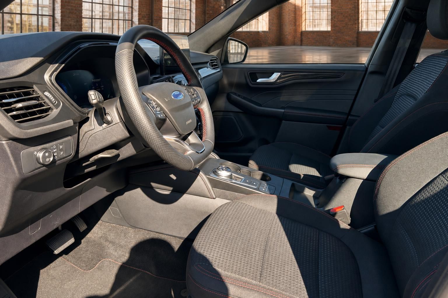 Ford Innenraum Vorderseite mit Lenkrad und Sportsitzen in Schwarz