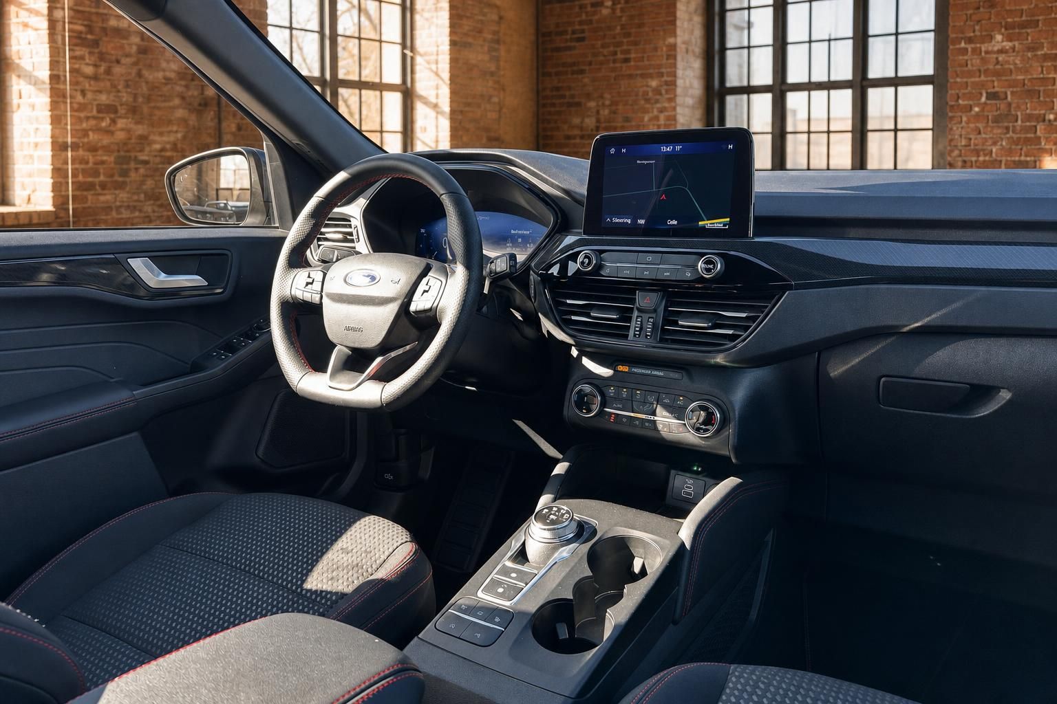 Ford Cockpit mit Navigationssystem und Lederlenkrad im Detail