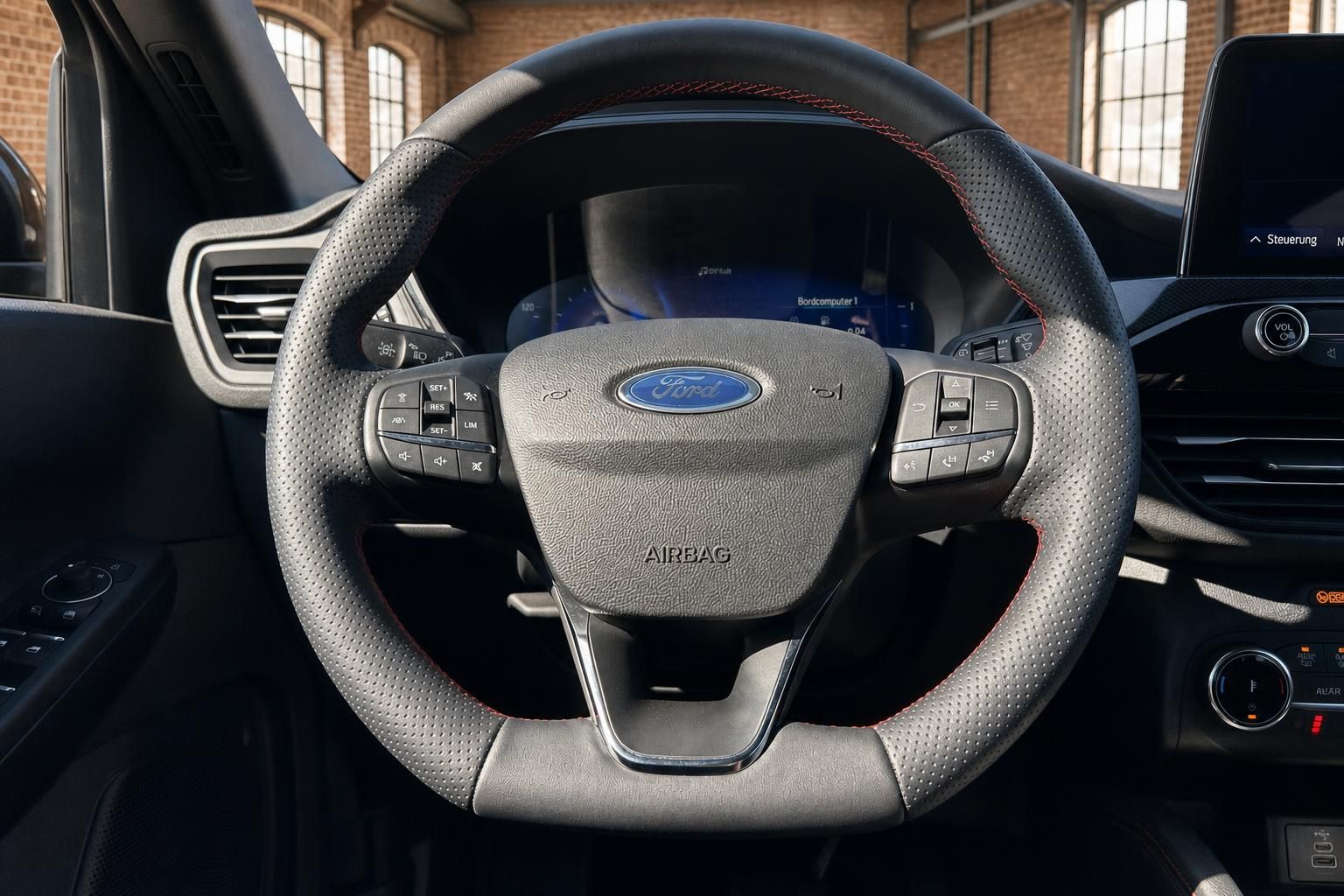 Ford Lenkrad Nahaufnahme mit Bedienelementen und Airbag