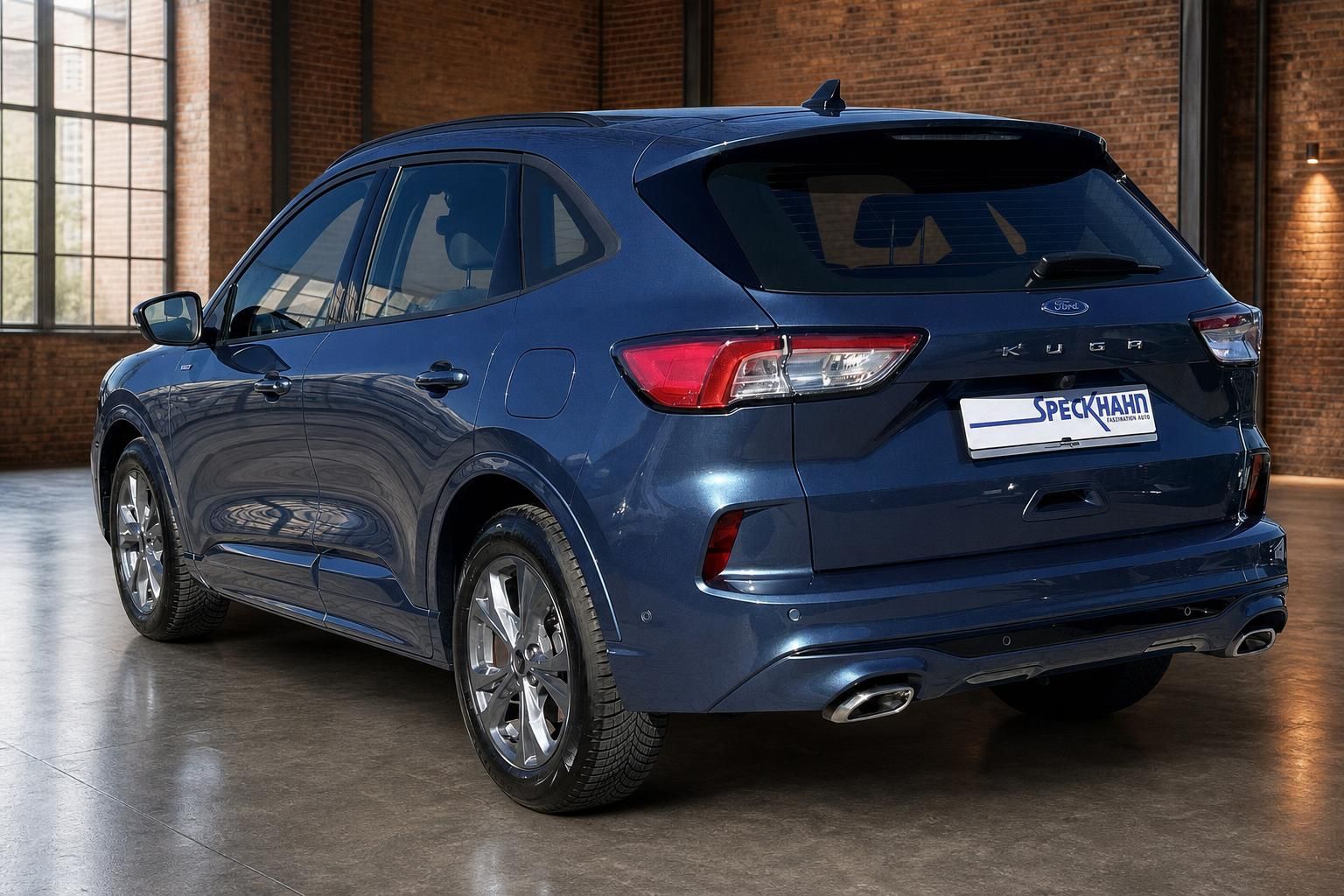 Ford Kuga blau Heckansicht seitlich in Halle mit Backsteinwand