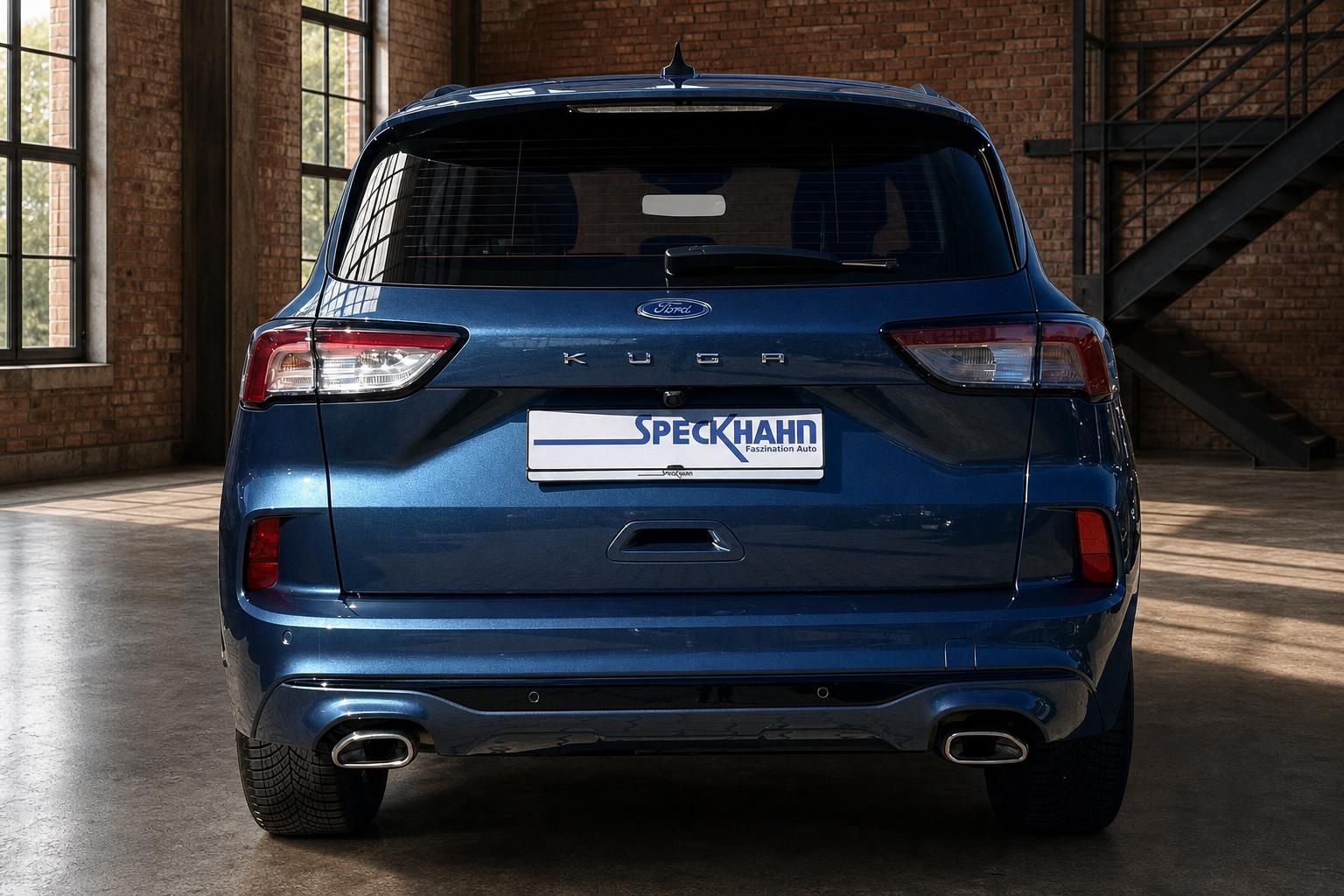 Ford Kuga blau Heckansicht frontal mit Speckhahn Kennzeichenhalter