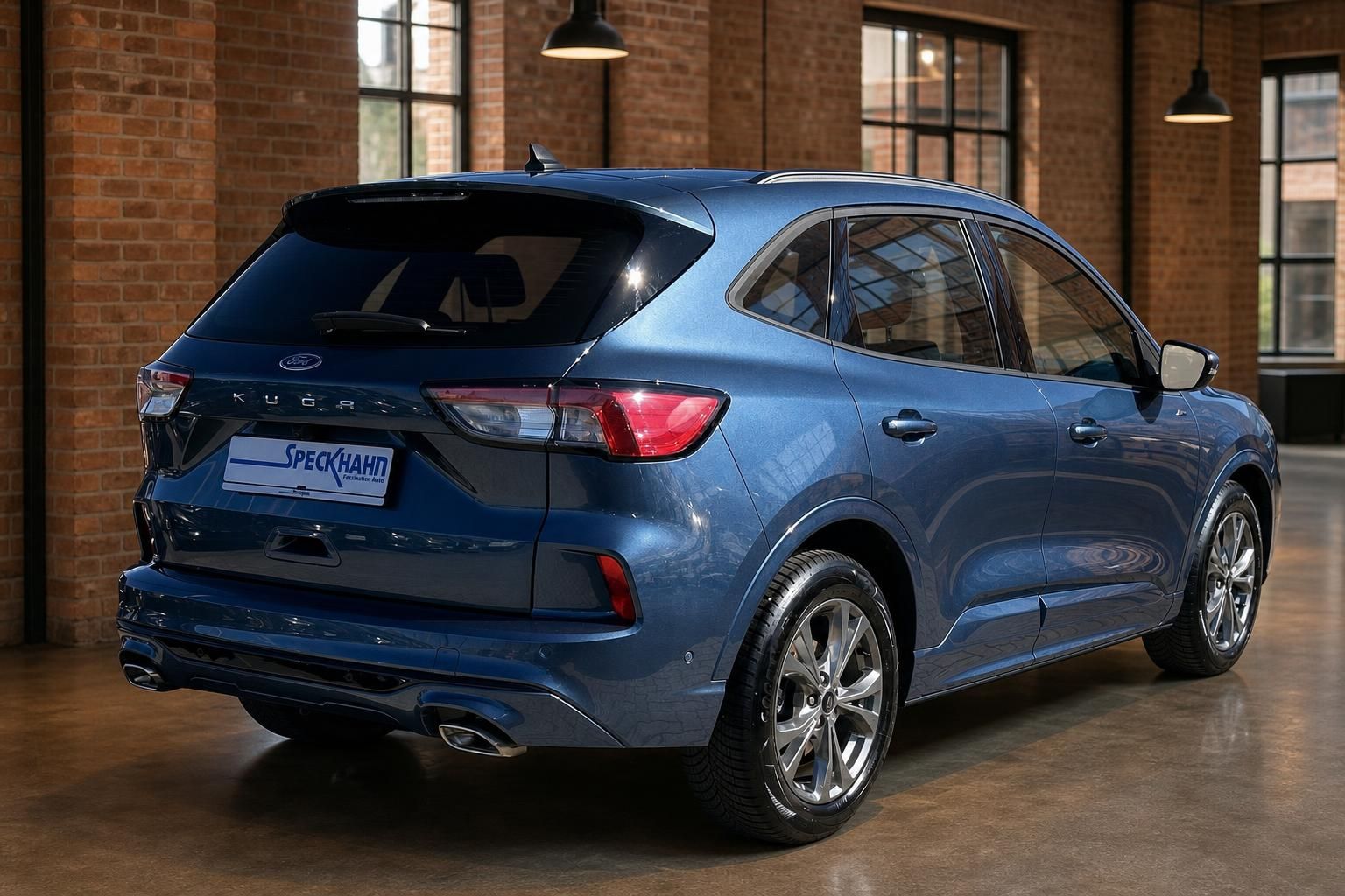 Ford Kuga blau Heck- und Seitenansicht in stilvoller Loftgarage