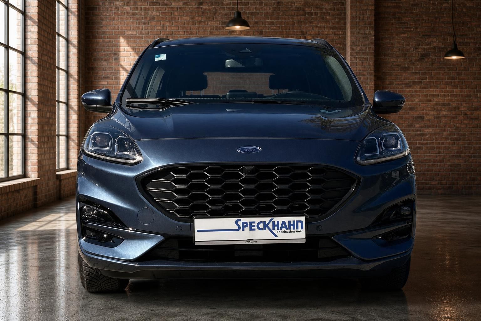 Ford Kuga blau Frontansicht in Loft-Ausstellungsraum