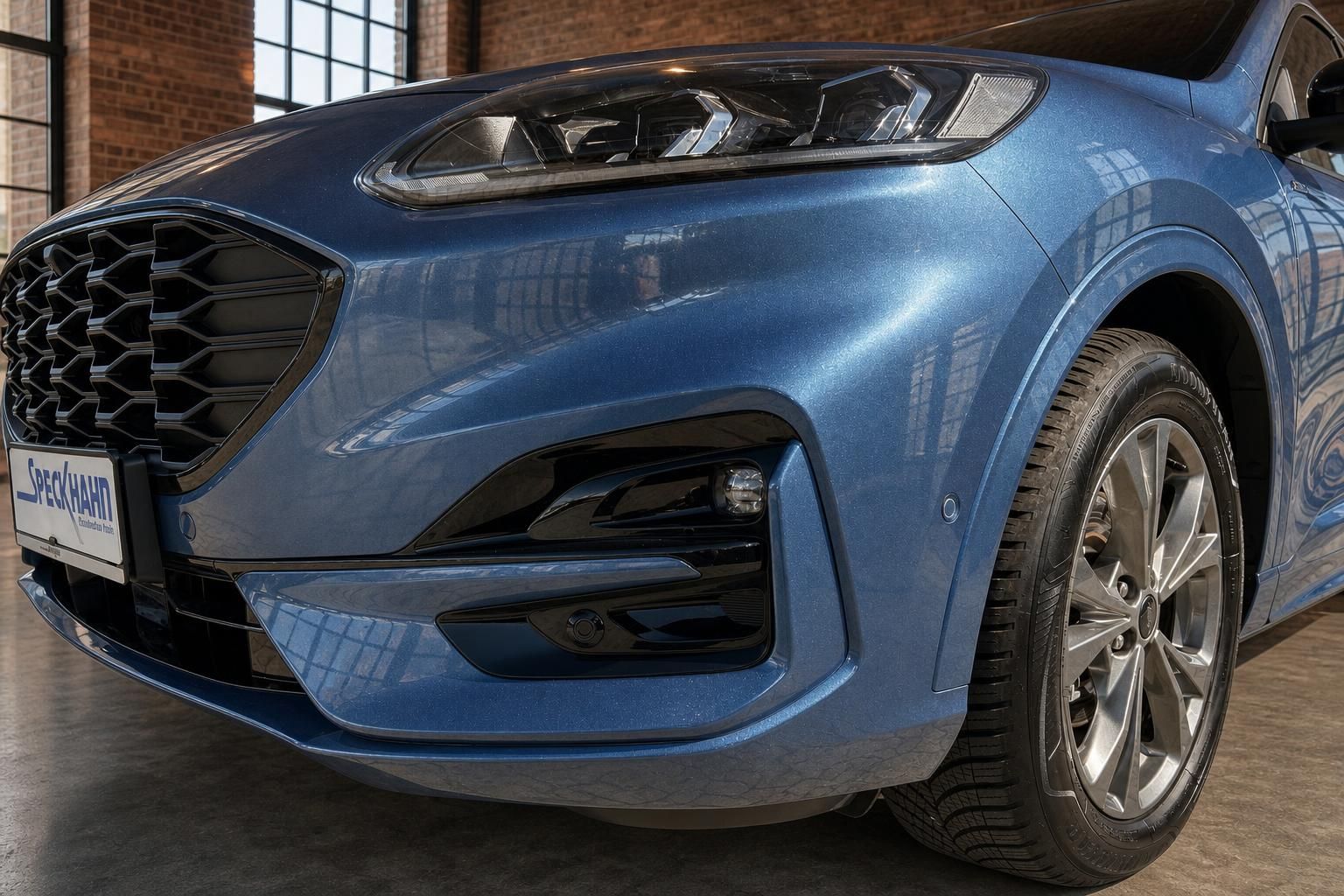 Ford Kuga blau Frontstossstange und Scheinwerfer Detailaufnahme