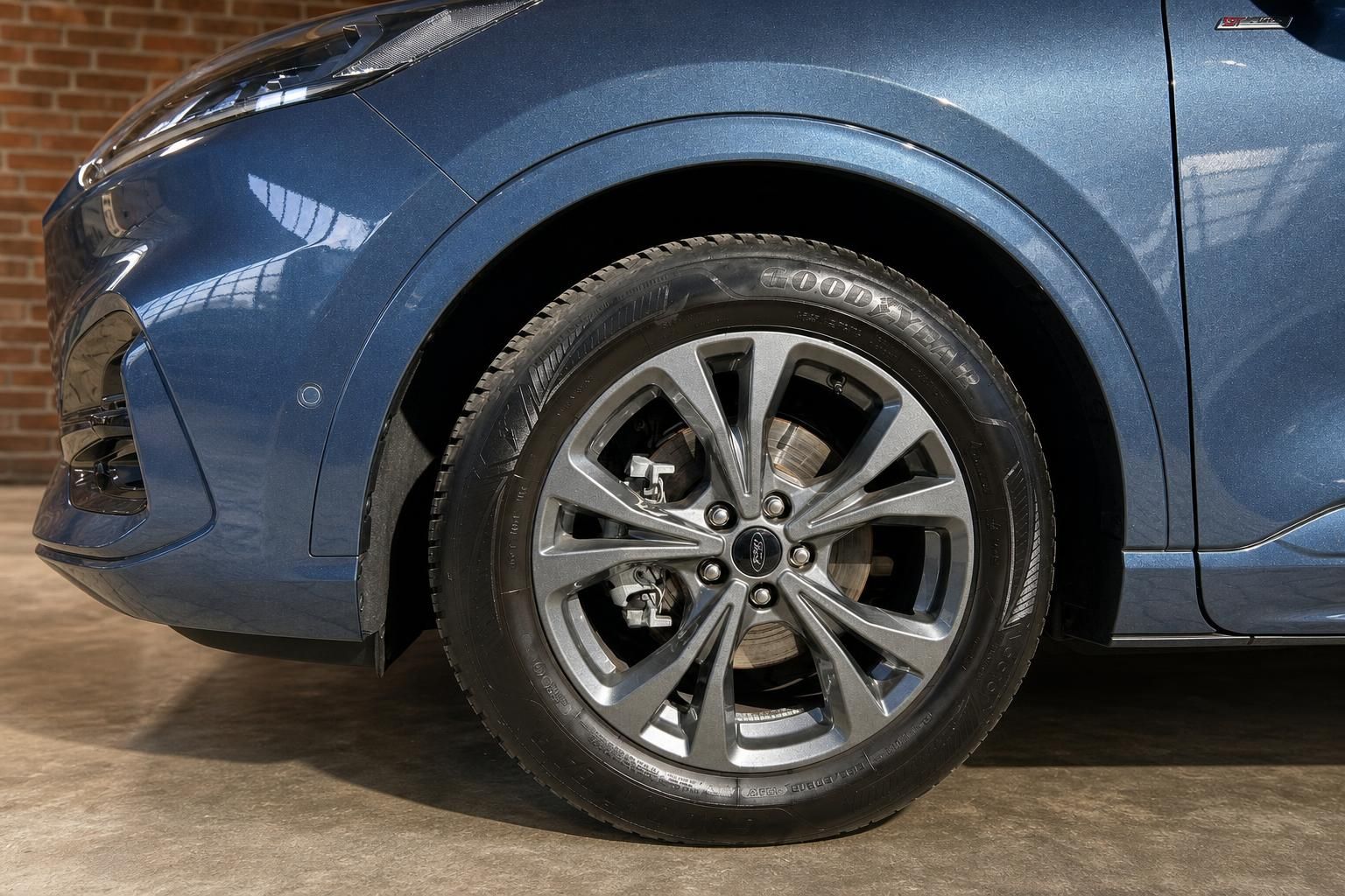 Ford Kuga ST-Line Leichtmetallfelge und Vorderrad Detailansicht