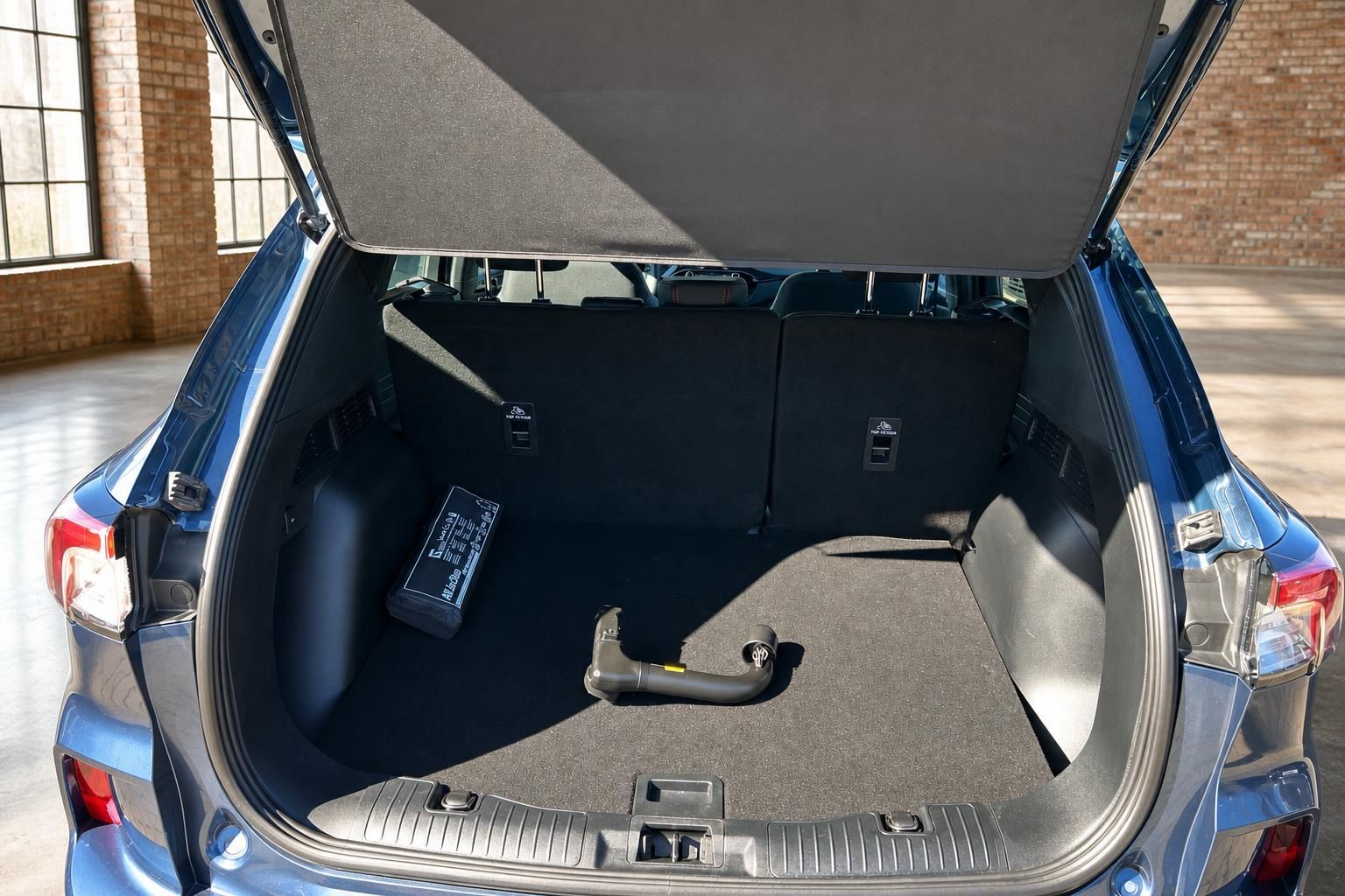Ford Kuga Kofferraum mit geoeffneter Heckklappe und Ladefläche