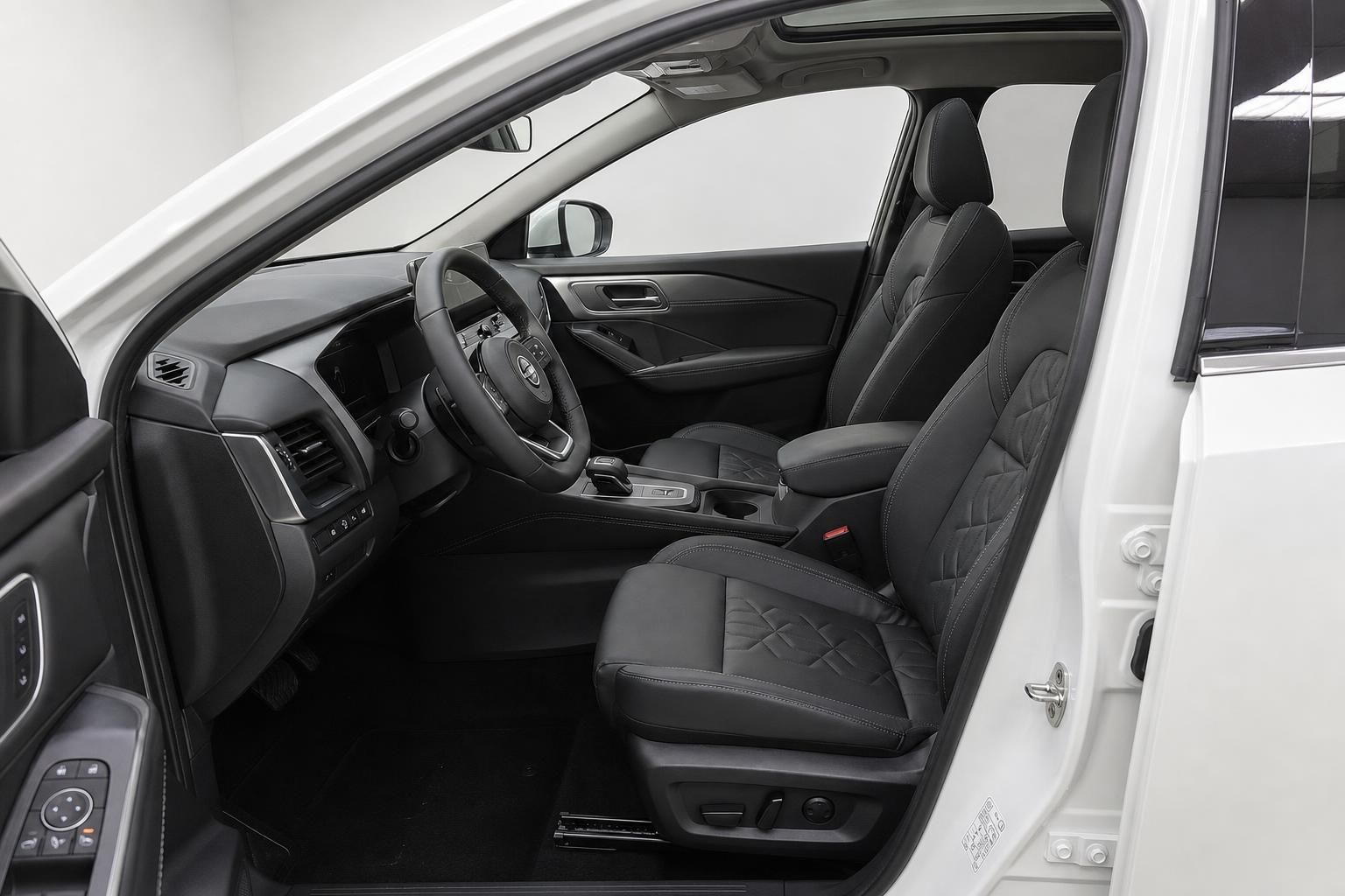 Nissan Fahrersitz und Cockpit mit Lederausstattung, Innenraumansicht