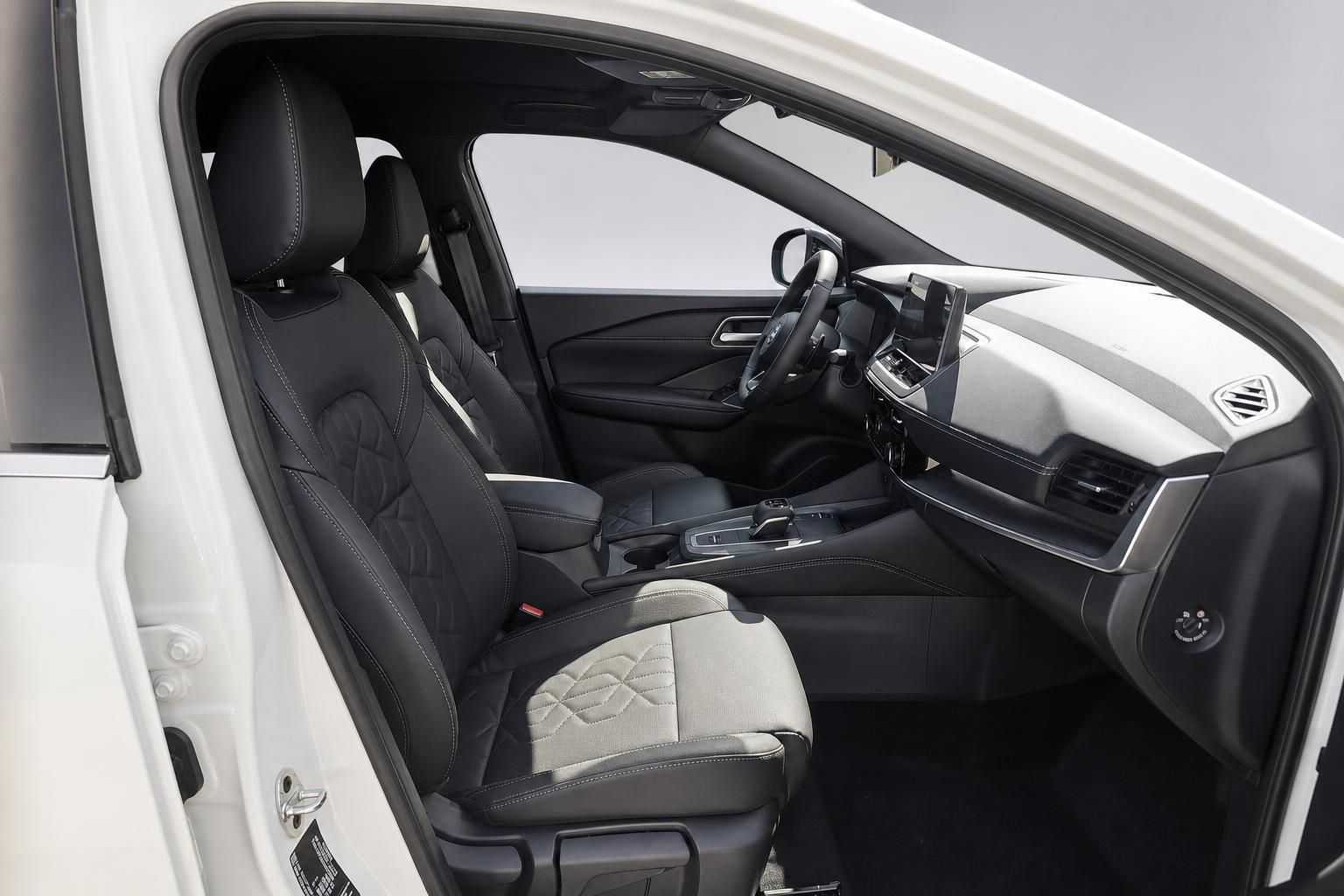 Nissan Innenraum mit schwarzen Ledersitzen und Cockpit, Fahrerseite