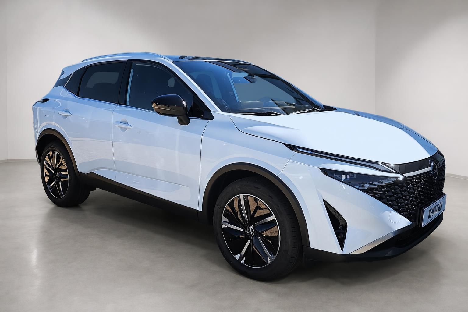 Nissan Qashqai weiß, Frontansicht seitlich im Studio