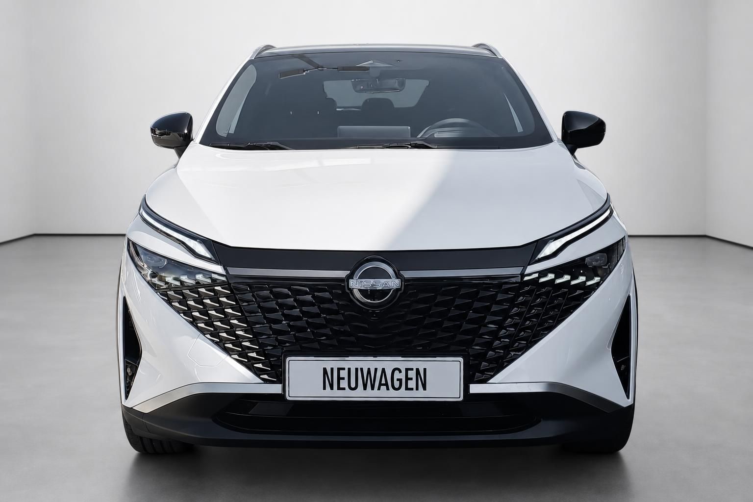 Nissan Qashqai weiß, Frontansicht im Fotostudio