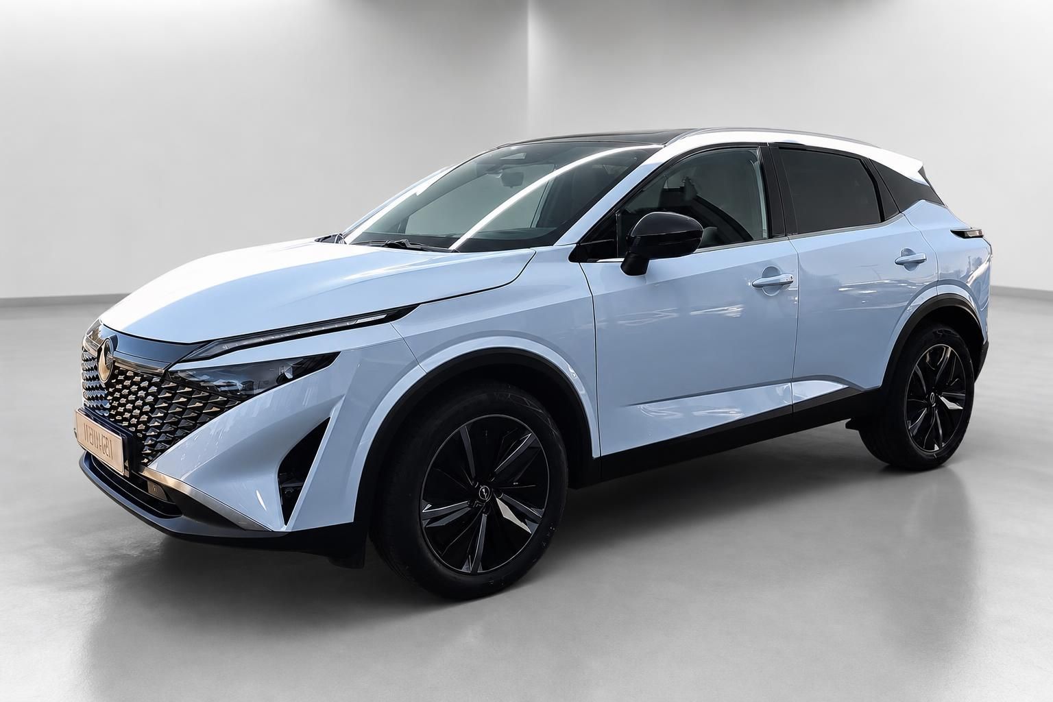 Nissan Qashqai weiß, Dreiviertelansicht vorne im Studio
