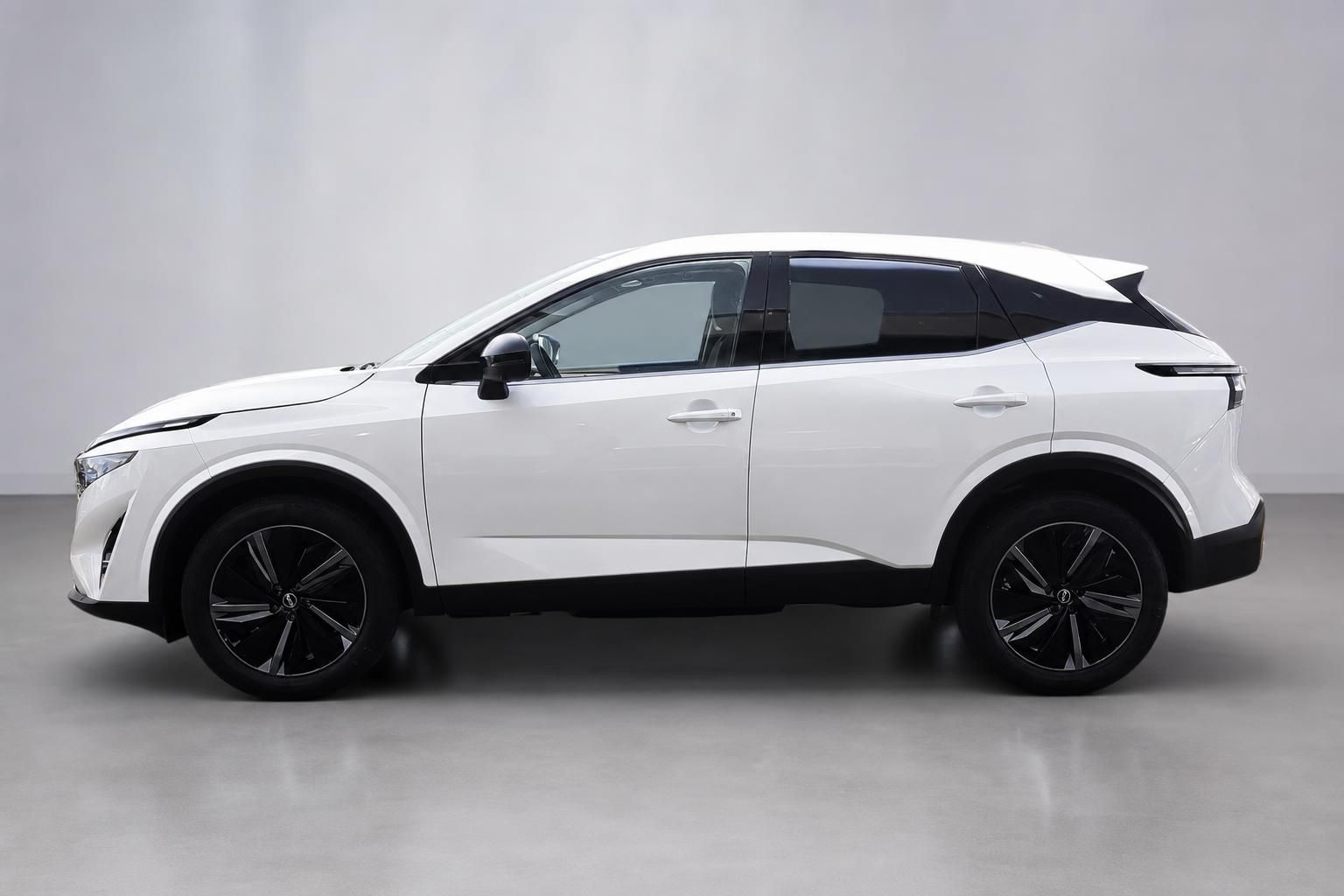Nissan Qashqai weiß, Seitenansicht im Fotostudio