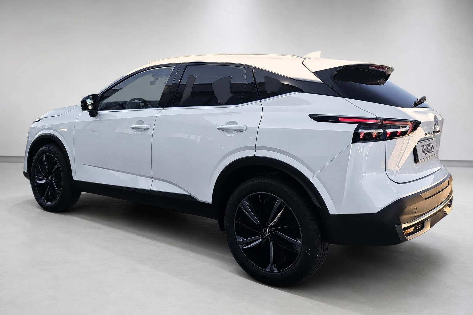 Nissan Qashqai weiß, Heckansicht seitlich im Studio