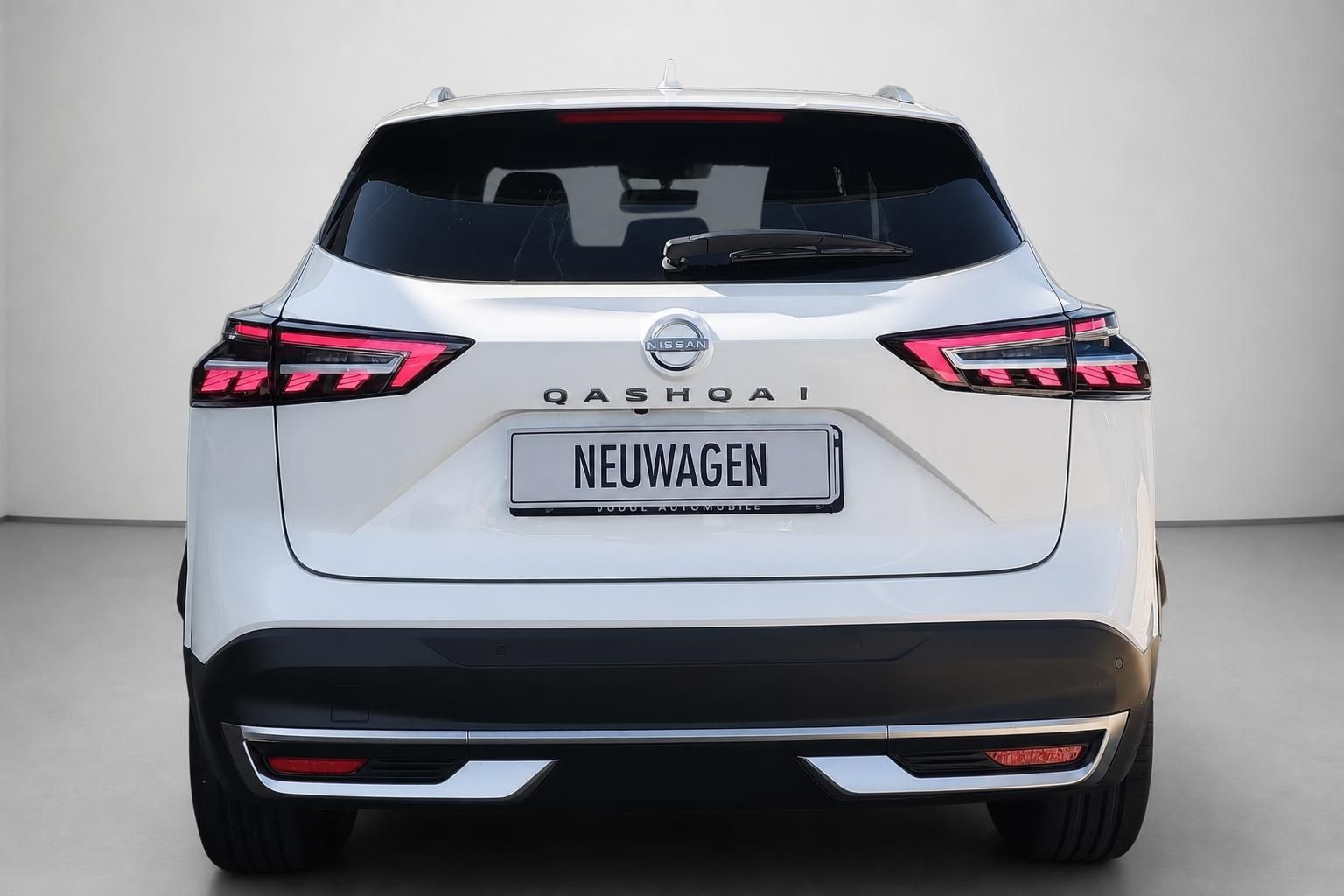 Nissan Qashqai weiss Heckansicht Neuwagen Studioaufnahme