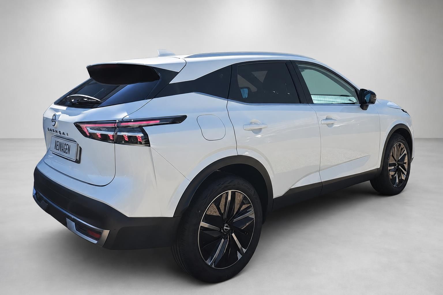 Nissan Qashqai weiss Heck-Seitenansicht mit Alufelgen