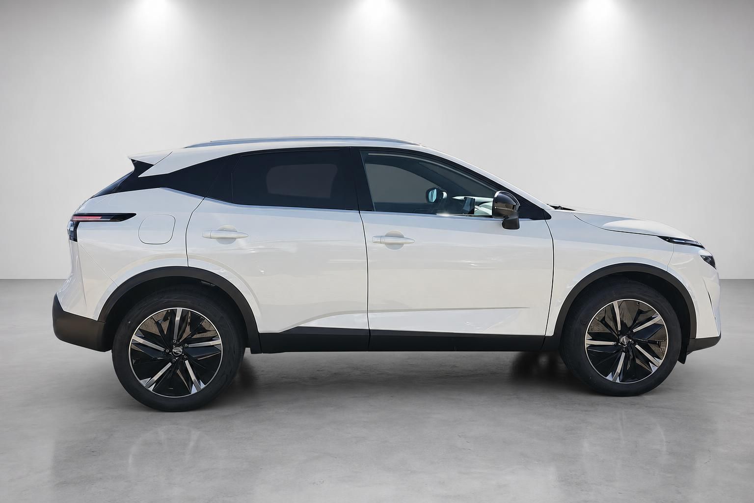 Nissan Qashqai weiss Seitenansicht Fahrertuer Neuwagen