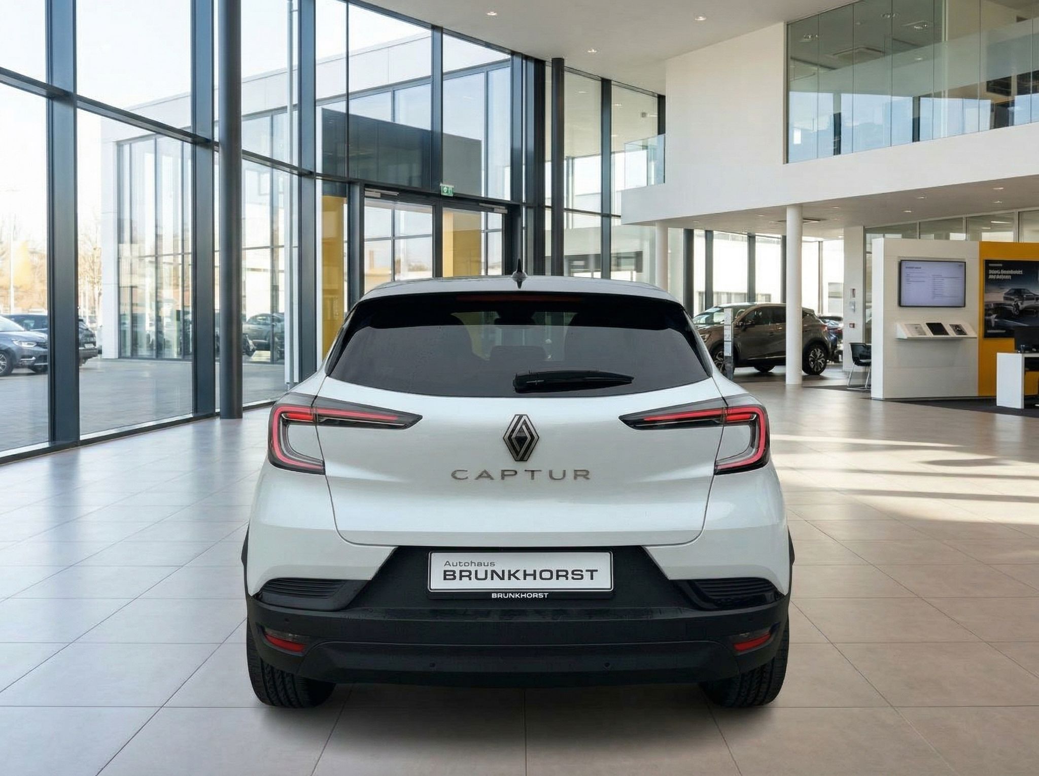 Weißer Renault Captur SUV Heckansicht im Autohaus Brunkhorst Showroom