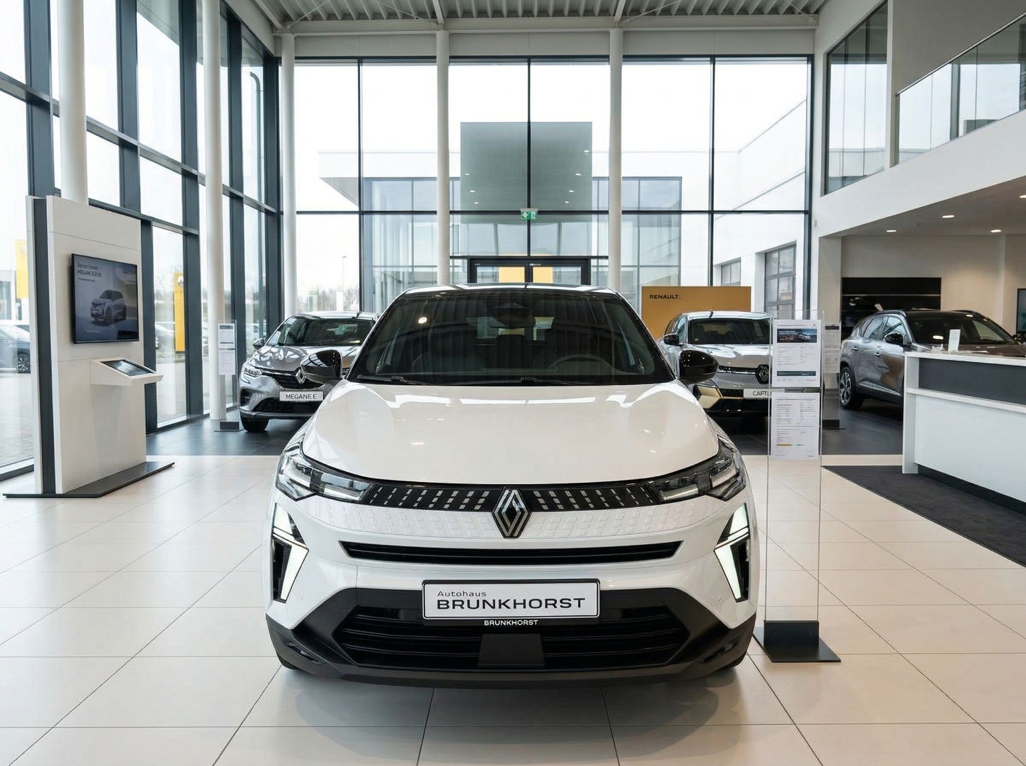 Weißer Renault Captur Frontansicht im eleganten Autohaus-Showroom mit Glasfassade