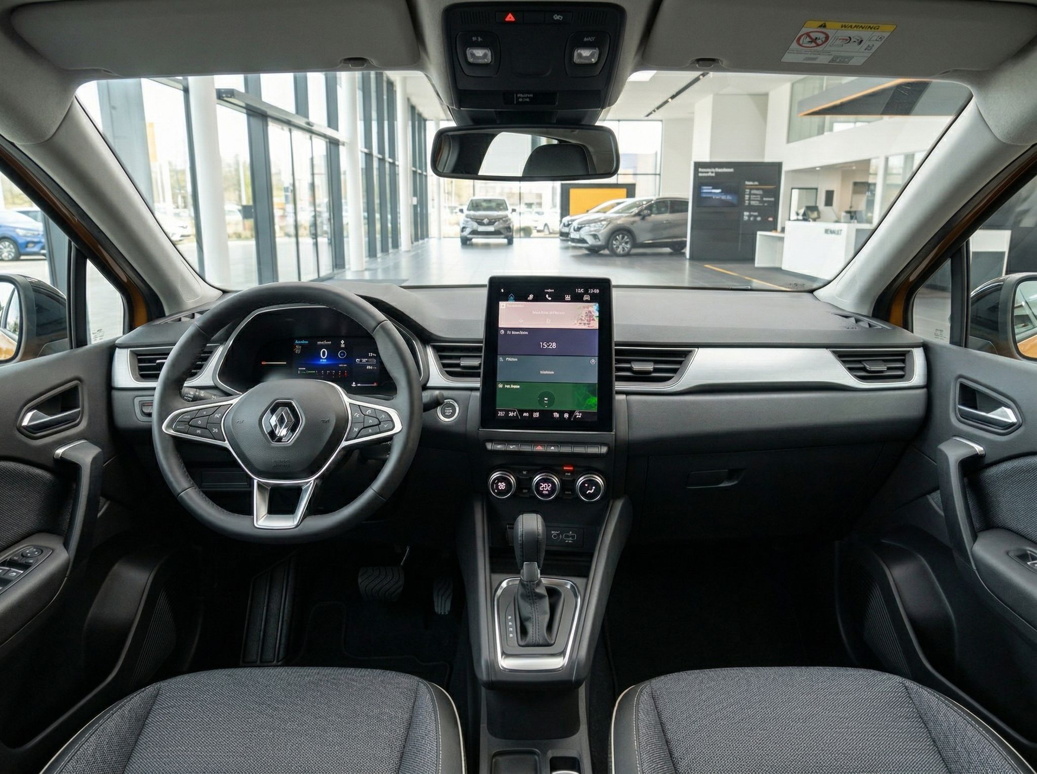Renault Innenraum mit Lenkrad, Touchscreen und Armaturenbrett - moderne Ausstattung