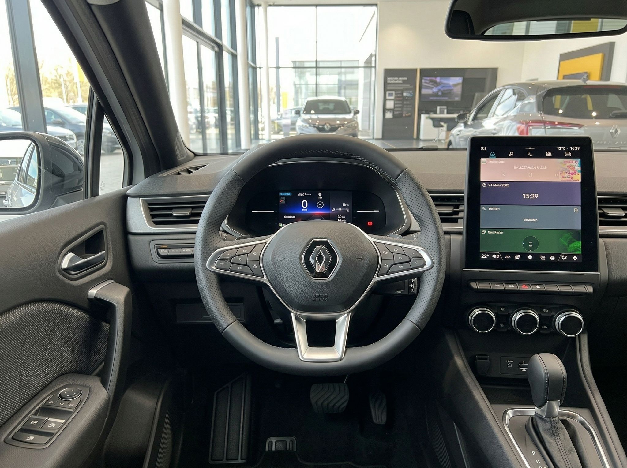 Renault Cockpit mit digitalem Display, Touchscreen und Klimabedienung - Fahrerplatz