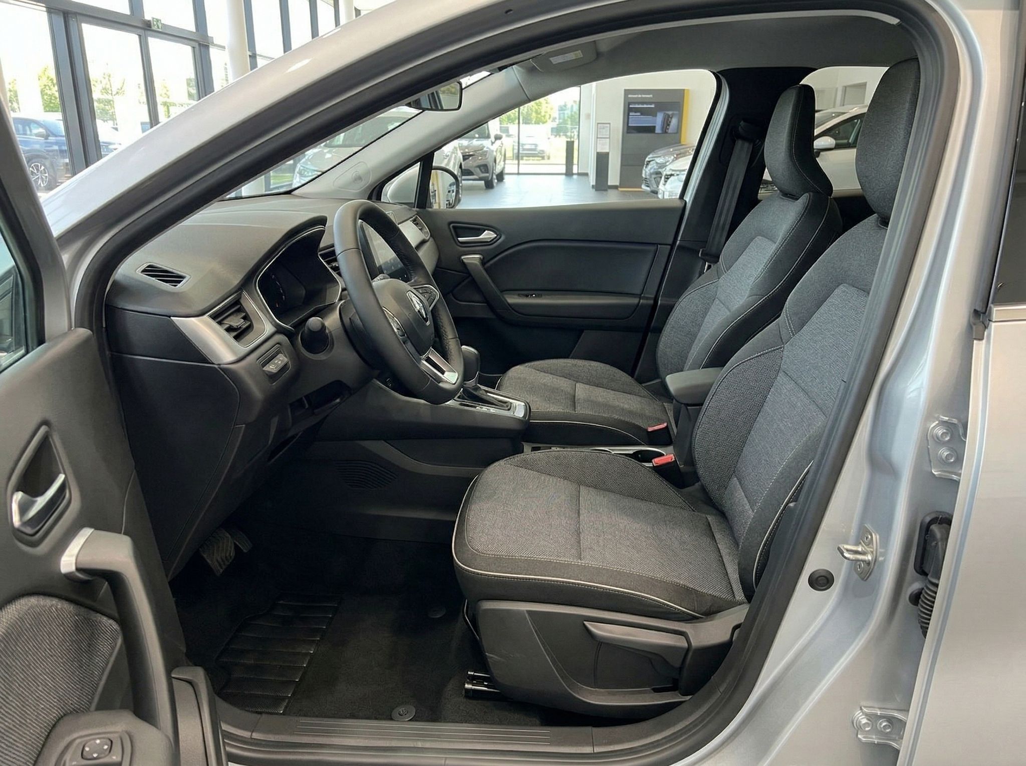 Renault Fahrersitz mit grauem Stoff und schwarzen Details - Innenausstattung