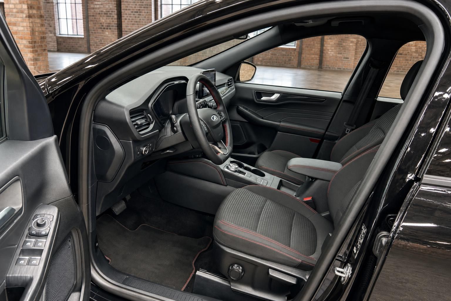 Ford Kuga Innenraum mit Ledersitzen und Cockpit Fahrerseite