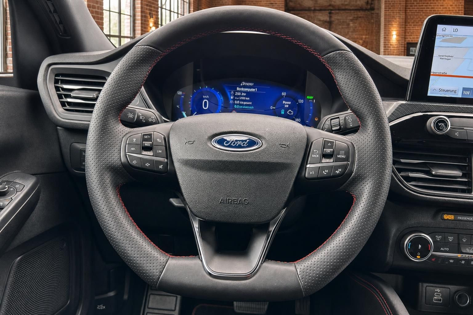 Ford Lenkrad Nahaufnahme mit digitalem Tacho und Navigation