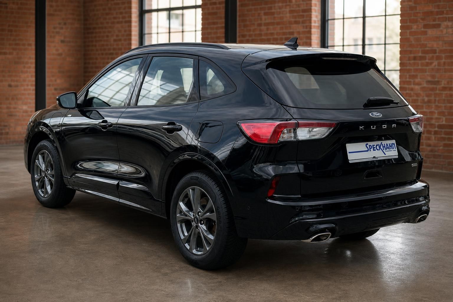 Ford Kuga schwarz Heckansicht seitlich in Loftambiente