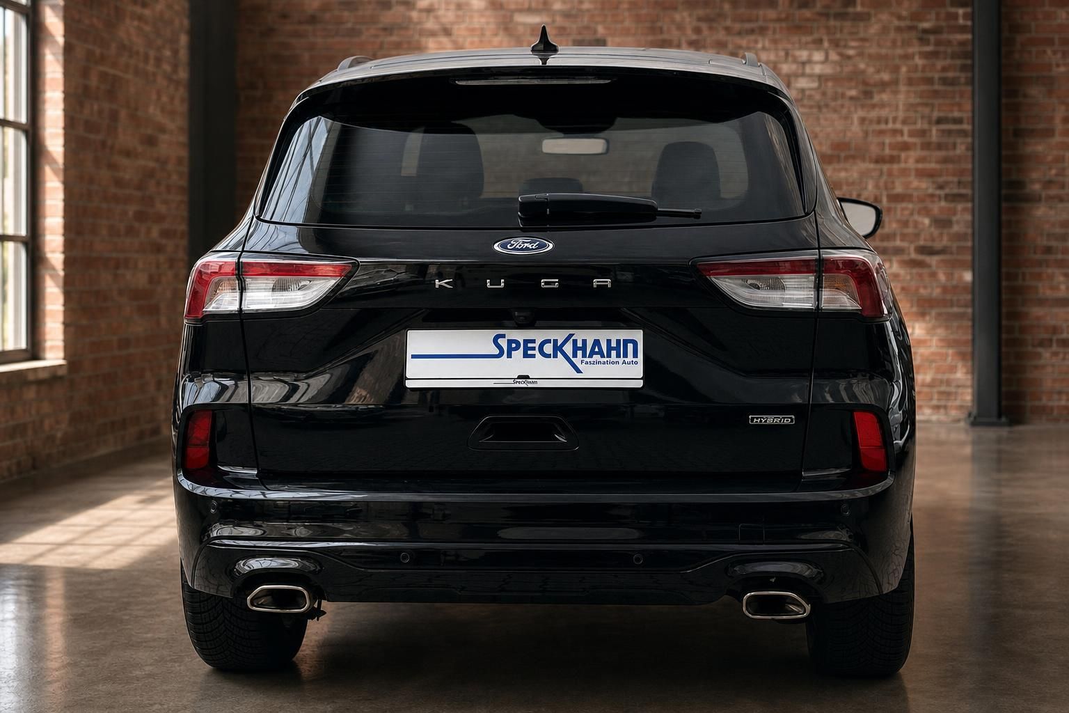 Ford Kuga Hybrid schwarz Heckansicht mit Doppelauspuff