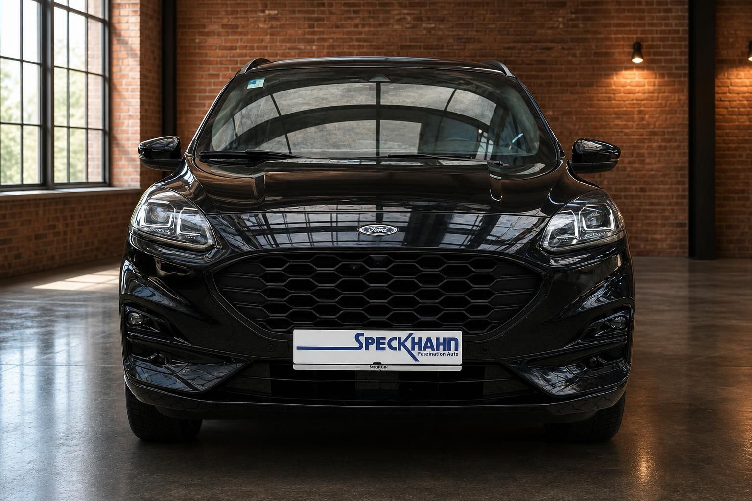 Ford Kuga schwarz Frontansicht mit LED-Scheinwerfern in Industriehalle