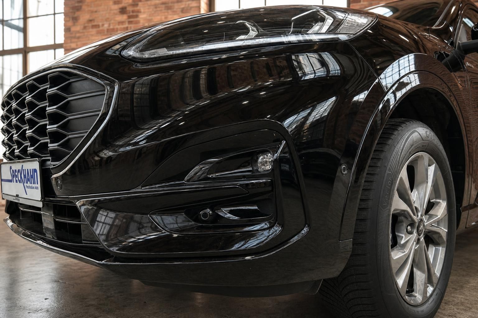 Ford Kuga schwarz Detailansicht Frontstoßstange und Felge