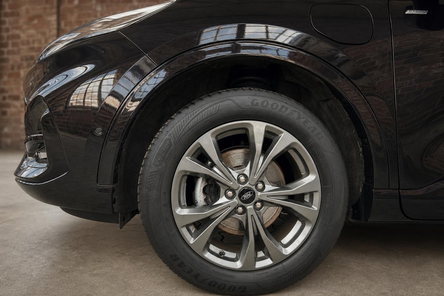 Ford Kuga ST-Line schwarz Detailansicht Leichtmetallfelge Goodyear Reifen
