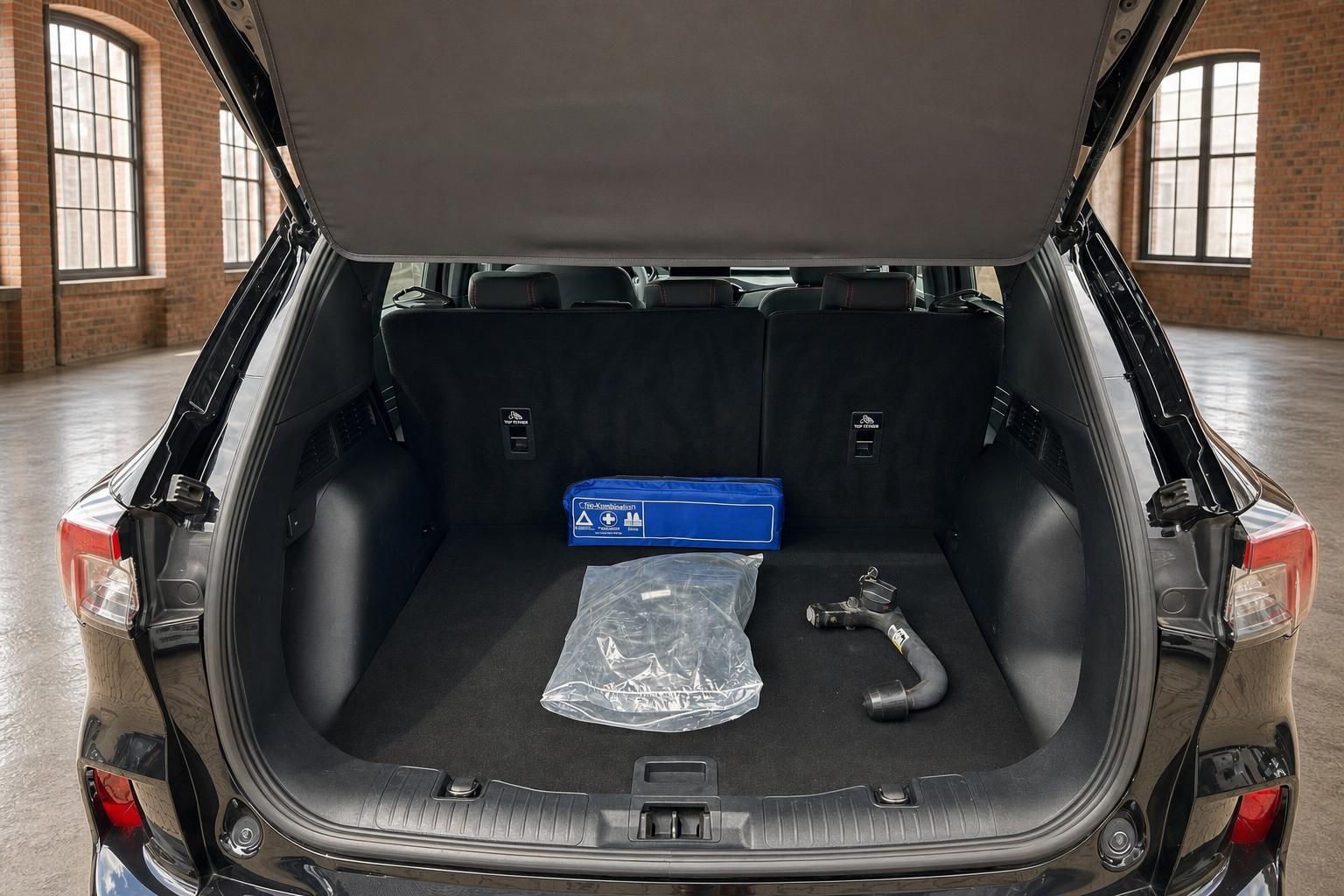 Ford Kuga Kofferraum mit Zubehör und Anhängerkupplung